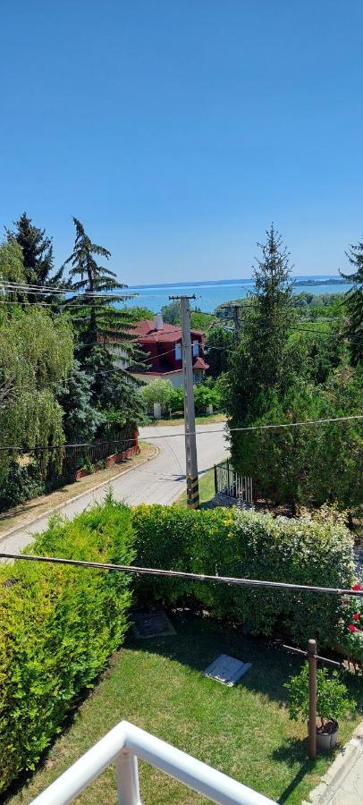 Szikszai Apartman Balatonfuzfo Exterior photo